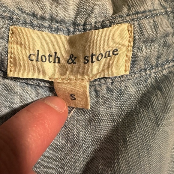 ❤️Cloth‎ & Stone Sleeveless Button Down Chambray Blouse - Picture 3 of 5